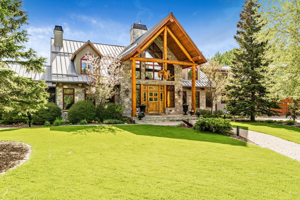 ±12,000 SF Luxury Private Residence on 19.18 Acres in Bearspaw Meadows near Calgary, Alberta